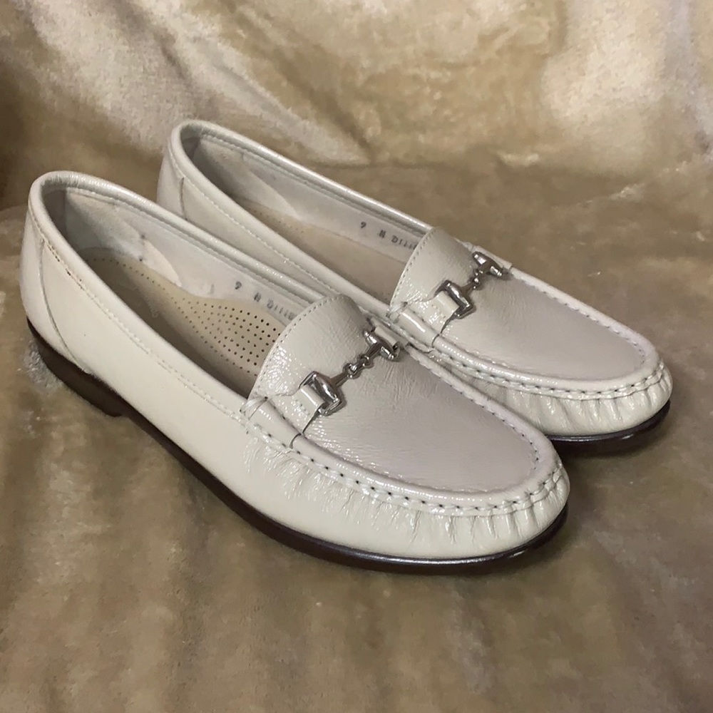 SAS TRIPAD Women’s Neutral Buckle Arch Support Loafers